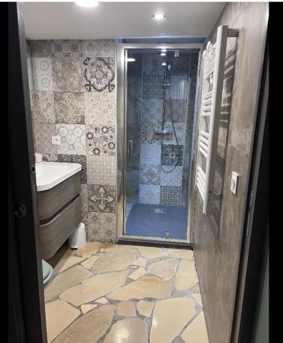 une salle de bain avec une douche, des toilettes et un lavabo dans l'établissement Le Dramont, à Saint-Raphaël