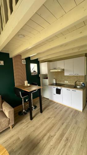 - une cuisine avec un bureau et une table dans une chambre dans l'établissement T1 bis Duplex 500m de la plage, à La Rochelle