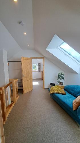 Un dormitorio con una cama azul y una ventana. en Fewo bei Reuters - Haus Tellkoppe, en Waldidylle