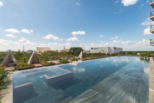 Piscina en o cerca de Luxurious Apartment with Charming Lake View in Mérida