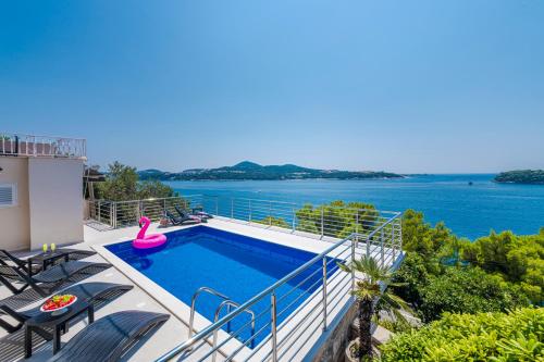 Pool Deck Comfort Apartment