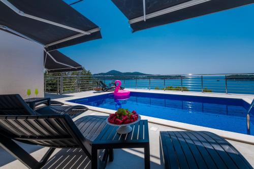 Pool Deck Comfort Apartment