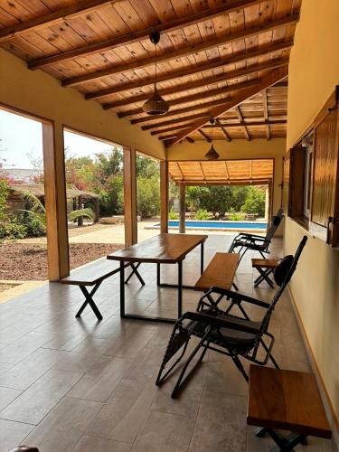 a dining room with a table and chairs in it at Villa Idaka in Rufisque