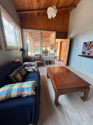 a living room with a couch and a table at Villa Idaka in Rufisque