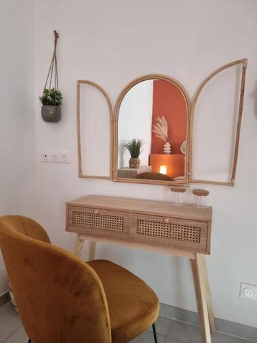 une coiffeuse avec deux chaises et un miroir dans l'établissement Maison cosy aux portes de Tours, à Saint-Pierre-des-Corps