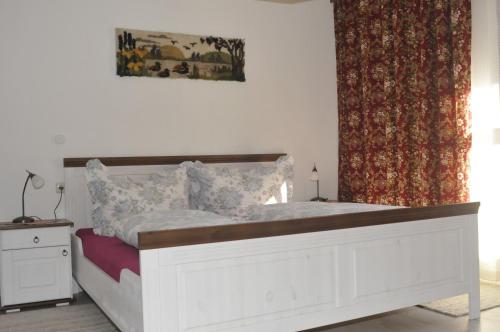 プルツにあるApartment Turalaのベッドルーム(白いベッド1台、窓付)