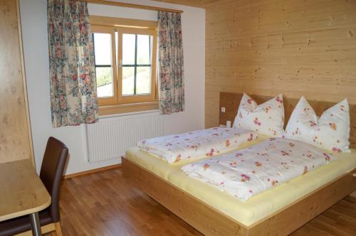 a bedroom with a bed and a window at Ferienhaus Hochfelner in Sankt Marein bei Knittelfeld