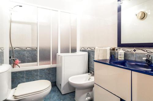 Koupelna v ubytování Illa Sistach Rentals: Casa con piscina comunitaria