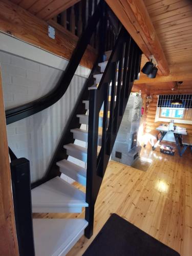 an overhead view of a staircase in a cabin at Vähäreinari, mökki Ylläksellä - uudet varaukset syyskuusta 2025 alkaen sisältävät liinavaatteet ja loppusiivouksen in Ylläsjärvi