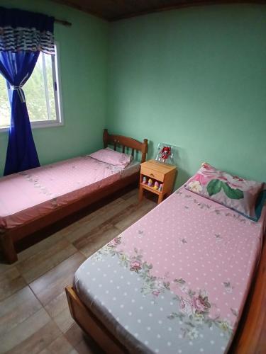 Postel nebo postele na pokoji v ubytování Cabañas Los Hermanos