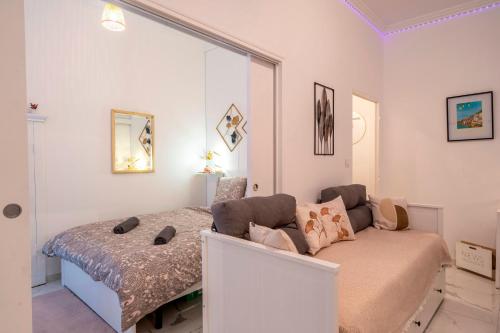 une chambre avec un lit et une grande fenêtre dans l'établissement Splendide, refait à neuf, climatisé, plage à 1mn- 