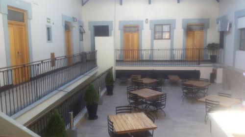 una habitación con mesas y sillas en un edificio en Hotel Plaza Queretaro, en Querétaro