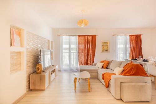 un salon avec un canapé et une table dans l'établissement Le Lacydon, appart 8 pers, 2 minutes du Vieux Port emplacement exceptionnel, à Marseille