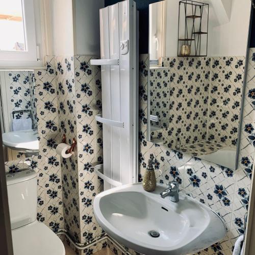 une salle de bain avec un lavabo et des toilettes dans l'établissement La Garçonnière II, à Charolles