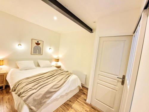 ロデーズにある# AU RUE DU GAZ - Cosy & confort proche Rodez centreの白いベッドルーム(ベッド1台、ドア付)