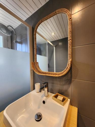 a bathroom with a sink and a mirror at Apartamento no Histórico Noyon in Noyon
