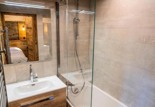 une salle de bain avec une douche, un lavabo et une baignoire dans l'établissement Résidence Les Hauts De Preclaux - Appartement cosy au coeur des Orres 1800 MAE-6244, aux Orres