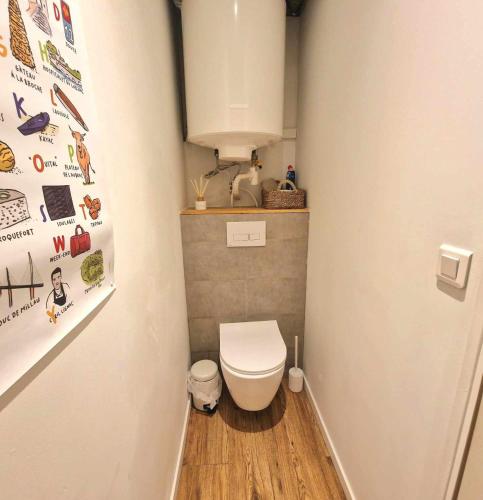 Elle comprend une petite salle de bains pourvue de toilettes. dans l'établissement # AU RUE DU GAZ - Cosy & confort proche Rodez centre, à Rodez
