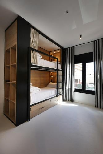 Ένα ή περισσότερα κρεβάτια σε δωμάτιο στο BLACK AND WHITE Hostel Palamós