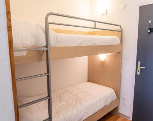 une chambre avec deux lits superposés dans une pièce dans l'établissement Résidence Les Terrasses Du Soleil D'or - Studio 4 personnes cosy et au calme MAE-2271, aux Orres