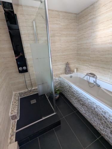 une salle de bain avec douche et baignoire dans l'établissement Teresa Beauté - grande maison 4 chambres proche La Rochelle Ile de Ré avec piscine, à Périgny
