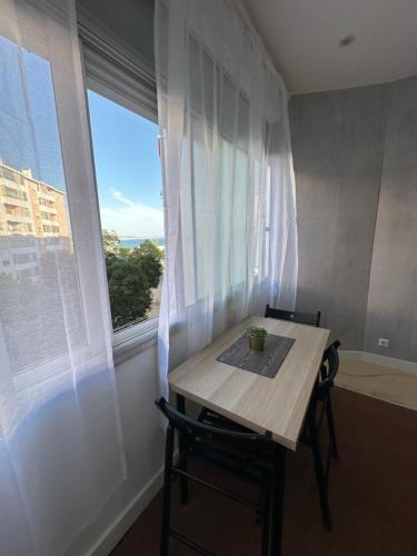 Gambar di galeri bagi Sea view apartment & 4 minutes walk to the beach di Paço de Arcos