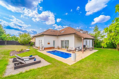 Vila Sara s bazénem a infrasaunou na kraji Prahy