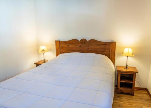 une chambre avec un lit avec deux lampes sur deux tables dans l'établissement Résidence Les Hauts De Preclaux - Appartement 6 couchages au coeur des Orres 1800 MAE-9941, aux Orres