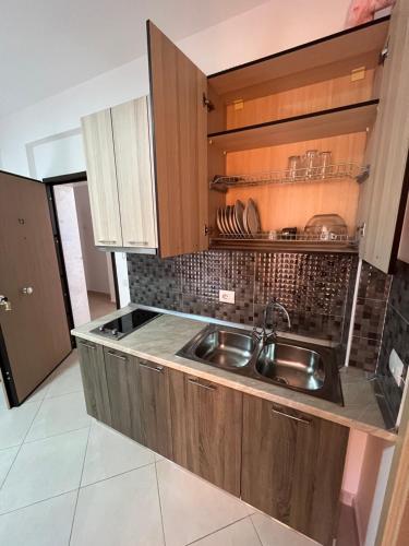 Kuchyň nebo kuchyňský kout v ubytování Al Mare Apartments
