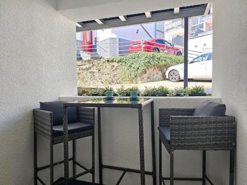 a bar with two chairs and a table with a window at HOMEBASE am Schloss - Perfekt für Gruppen - 4 Apartments - 1 Haus in Montabaur