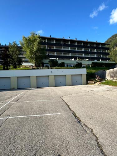 an empty parking lot in front of a building at Das Alpenzeit Loft mit Balkon und Grimmingblick in Bad Mitterndorf