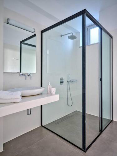 Ванная комната в La Vitalite Luxury Villa Mer in Paros