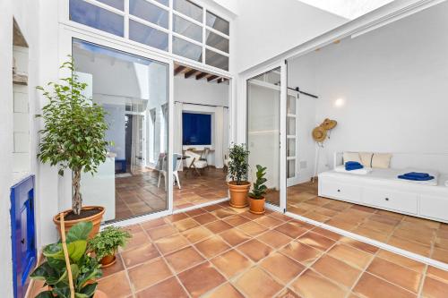 an open living room with plants in pots at Luxury House Grand Central in Arrecife