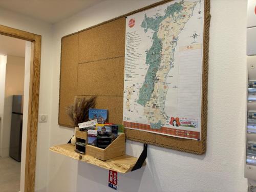 een kaart hangt aan een muur in een kamer bij Gîte Eden classer 3 étoiles in Colmar