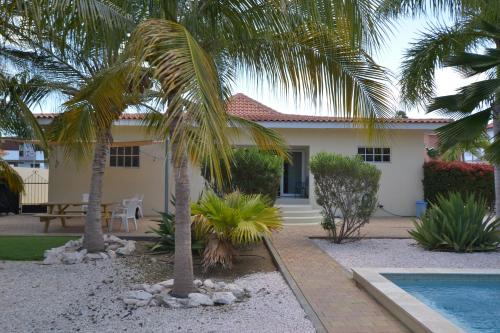 Afbeelding uit fotogalerij van Relex Villa with private pool in Willemstad