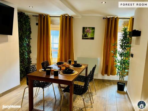 une salle à manger avec une table et des chaises en bois dans l'établissement Forest, à Valenciennes