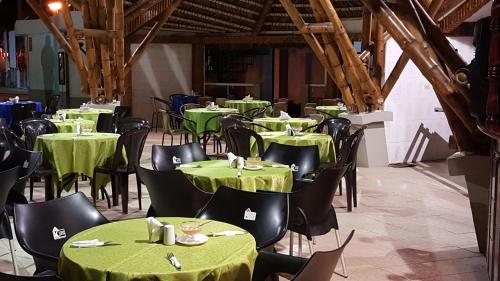 Un restaurante u otro lugar para comer en Hotel Juan Sebastián