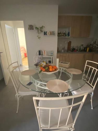 - une table en verre avec un bol de fruits dans l'établissement Cosy room in shared appartment, à Toulouse