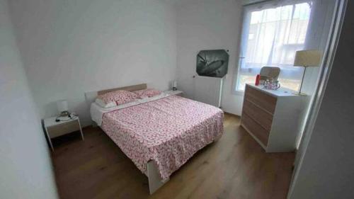 - une chambre avec un lit, une commode et une télévision dans l'établissement Cosy room in shared appartment, à Toulouse