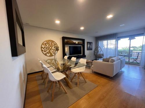 a living room with a glass table and a couch at Ap.Maria Bonita in Carreira