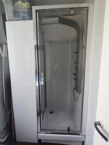 une douche avec une porte vitrée dans une salle de bain dans l'établissement Appartement près de Rolland Garros et le parc des Princes, à Paris