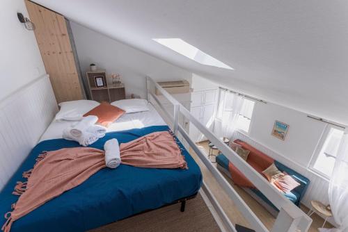 Un pat sau paturi într-o cameră la Studio André - Palais & plage, clim