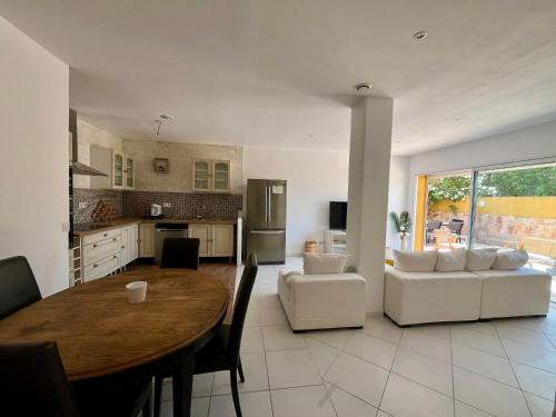 une cuisine et un salon avec une table et des chaises dans l'établissement Bas de villa oasis, à Sainte-Maxime