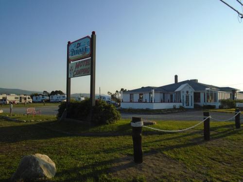 a sign for a motel in front of a building at Le Pirate Motel et Camping in Cap-Chat