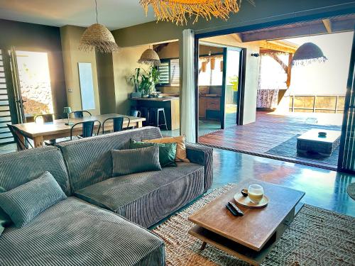 Ruang duduk di Villa Les Songes Bleus, sa piscine, son Spa et sa vue sur l'Océan Indien