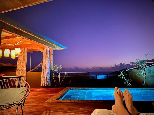 Kolam renang di atau dekat dengan Villa Les Songes Bleus, sa piscine, son Spa et sa vue sur l'Océan Indien