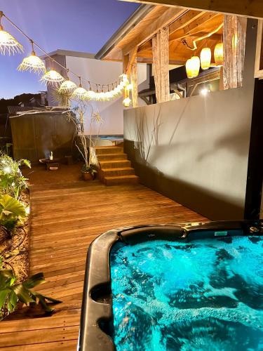 Kolam renang di atau dekat dengan Villa Les Songes Bleus, sa piscine, son Spa et sa vue sur l'Océan Indien