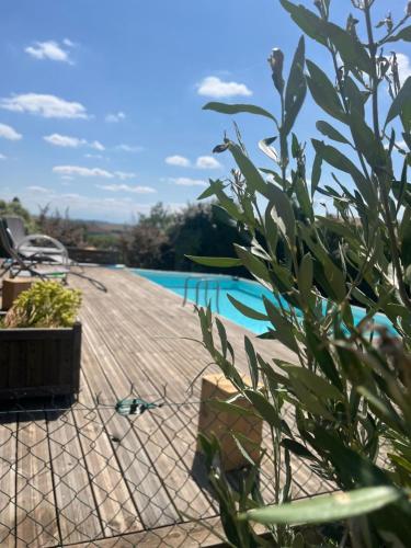 - une vue sur la piscine depuis la terrasse d'une maison dans l'établissement Cottage chic avec piscine & accès au lac 6 personnes, à Molleville