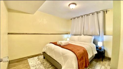 Ένα ή περισσότερα κρεβάτια σε δωμάτιο στο Movie Theater Near Slopes, Shops & TRAX - 2BR Bsmt