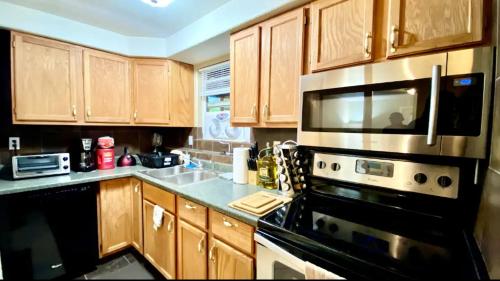 Η κουζίνα ή μικρή κουζίνα στο Movie Theater Near Slopes, Shops & TRAX - 2BR Bsmt